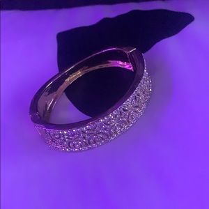 Gold bracelet w/ diamonds